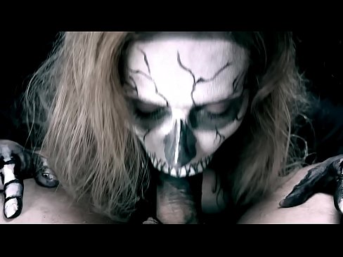 ❤️ Demonska djevojka siše kurac svojim crnim ustima i guta spermu. ❤️ Samo porno kod nas ❌